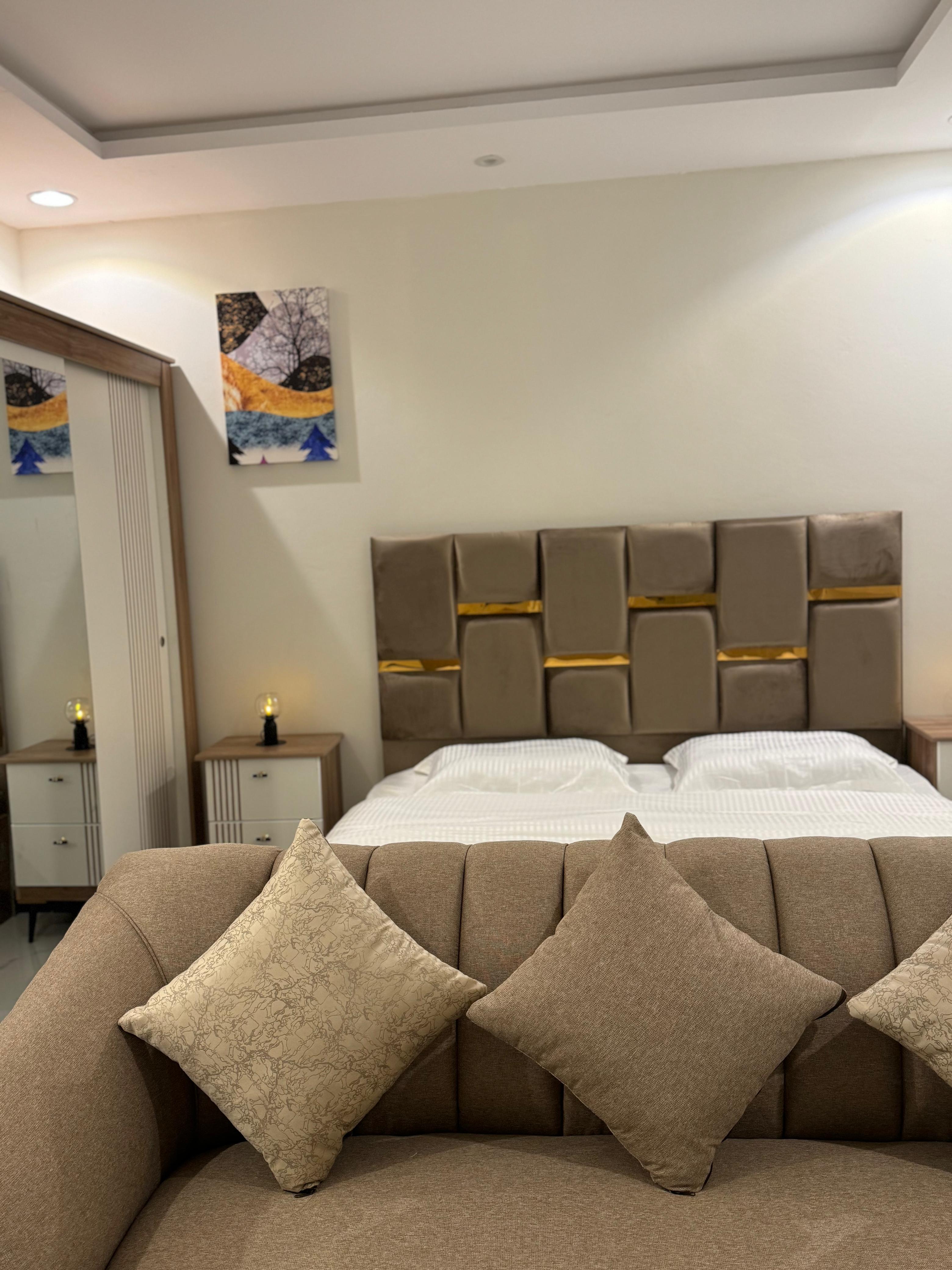 استديو بسرير ماستر وجلسة مريحة في حي الياسمين 101