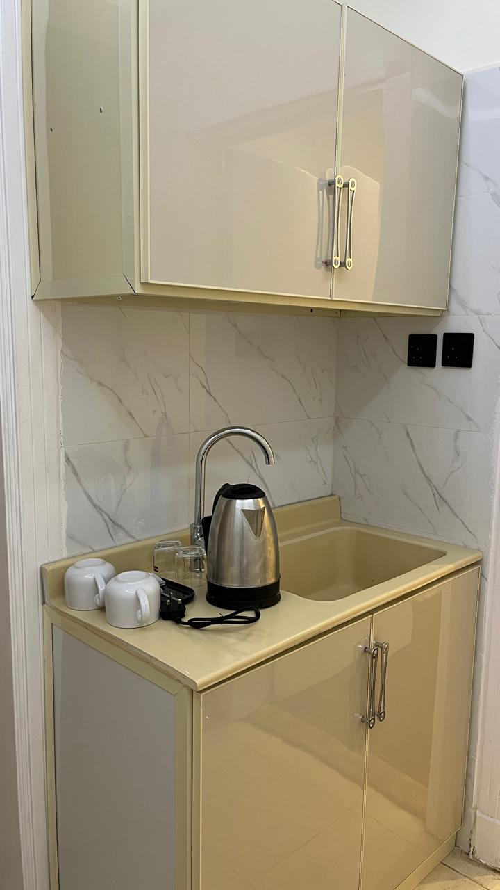 استديو بسرير ماستر وجلسة في حي الصحافه 102