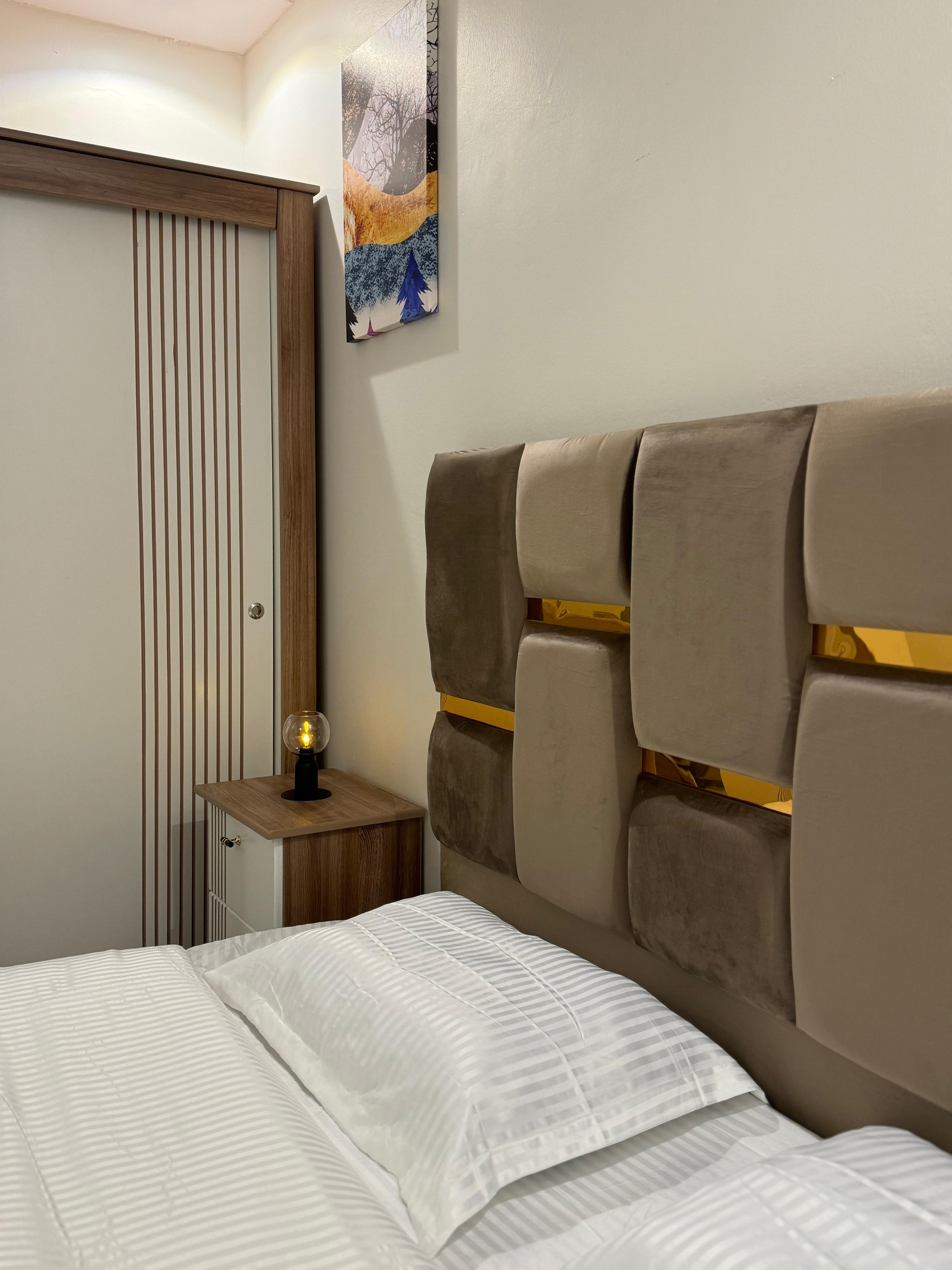 استديو بسرير ماستر وجلسة مريحة في حي الياسمين 101